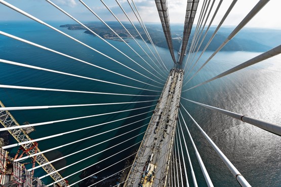 Gewaltig: Tausend Tonnen wiegt ein einzelnes Element der dritten Bosporus-Brücke. Bild: zVg/Hebetec