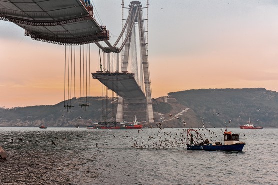 Gewaltig: Tausend Tonnen wiegt ein einzelnes Element der dritten Bosporus-Brücke. Bild: zVg/Hebetec