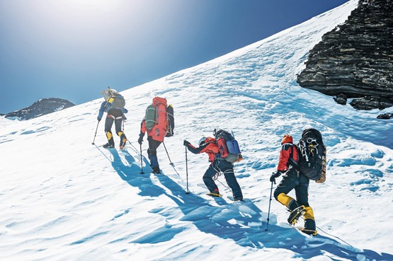 Unsicher: Ohne ausländische Gäste wird die Wintersaison für die Branche zu einem steilen und steinigen Weg. Bild: 123RF