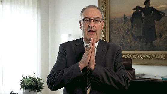 Wirtschaftsminister Guy Parmelin verabschiedete seinen langjährigen Freund Jean-François Rime und zeigte sich beeindruckt von dessen Engagement zugunsten der KMU.Bild: zVg