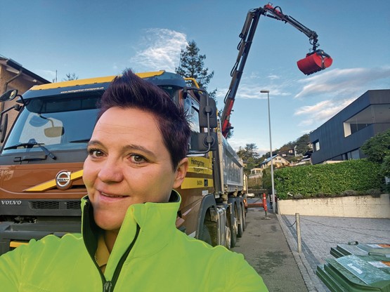 Powerfrau in einer Männerdomäne: Stefanie Heimgartner agiert als Transportunternehmerin wie auch als Nationalrätin und bringt dabei die Anliegen der Branche von der Strasse ins Parlament.  Bild: zVg