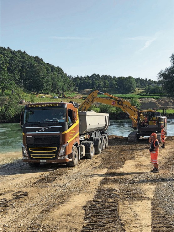 Kranarbeiten, Kipper- und Muldentransporte sind die Kernkompetenzen der Heimgartner Transport AG in Gebenstorf. Bild: zVg