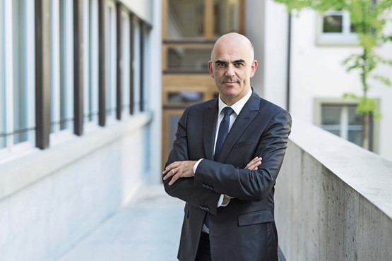 Il faut le dire: sur la prévoyance, le conseiller fédéral Alain Berset roule droit vers l’impasse. Photo: Keystone