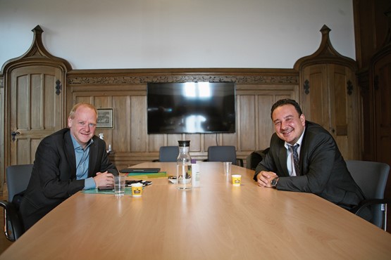 A la tête de l’économie neuchâteloise: à gauche, Jean-Kley Tullii, chef du service de l’économie, et à droite, Jean-Nat Karakash, chef du département et conseiller d’Etat.Photo: François Othenin-Girard