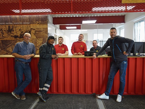 Le team d’Avesco Rent à Echandens (VD). De gauche à droite: Philippe Maltaverne (depuis13 ans), Zafilahy Mahatoky (15 ans), Axel Maître (11 mois), Besnir Haziraj (18 mois), Pierre Genton (24 mois), Jérôme Bouchut (responsable de l’agence).Photos: François Othenin-Girard