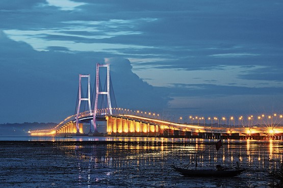 Le pont de Suramadu relie les villes de Surabaya et de Bangkalan et, avec ses 5,4 kilomètres, il est le plus long pont d’Indonésie. 	Photo: 123RF