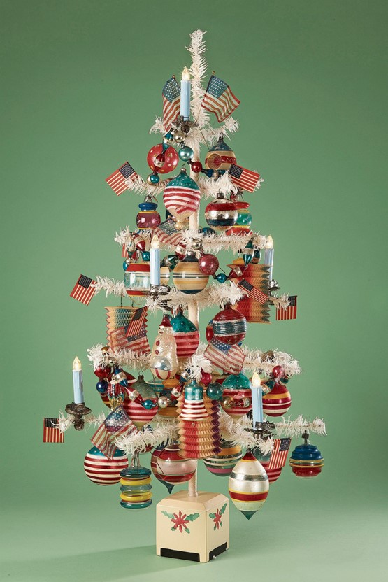 Kitschig: In den USA ist der patriotische Weihnachtsschmuck in den Nationalfarben Blau, Weiss, Rot auch heute noch äusserst beliebt. Bild: Spielzeug Welten Museum Basel 