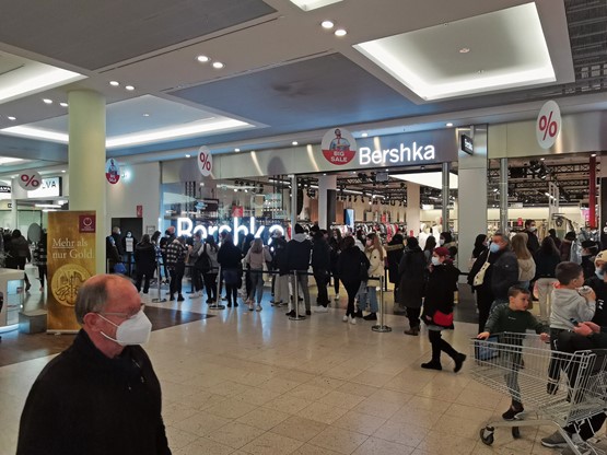 In langen Schlangen warten Kunden am letzten Einkaufstag vor dem erneuten Lockdown auf den «Big Sale» – sehen so die richtigen Massnahmen gegen das Virus aus?Bild: En