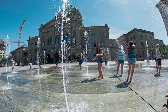 Schon heute verfügt die Schweiz über genügend Trinkwasser von höchster Qualität – so dass mitten in der Bundesstadt damit herumgespielt werden darf.Bild: Keystone