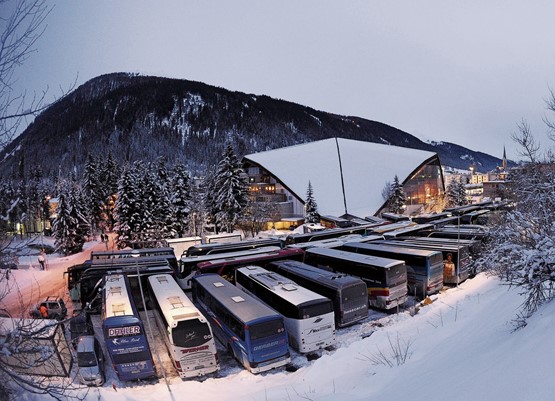 Reisebusse warten in Davos auf Eishockeyfans – das war einmal. Heute steht der Branche das Wasser bis zum Hals, und es drohen Konkurse, wo sie nicht bereits eingetreten sind. Bild: Keystone