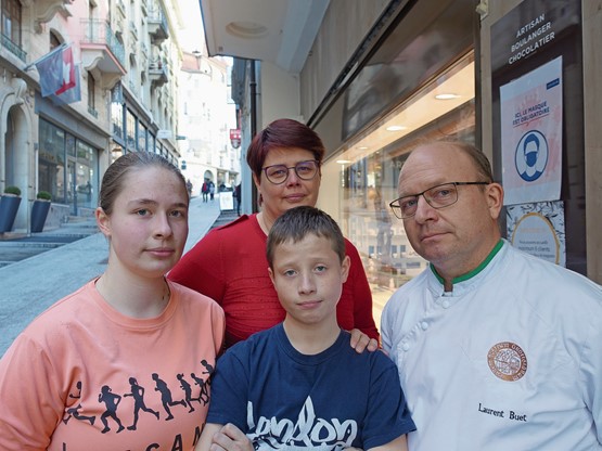 «On nous a fait miroiter des prêts à fonds perdus, des aides. Jusqu’ici, nous n’avons rien reçu.» C’est triste pour Anita et Laurent Buet, Amandine et Nicolas. Photo: François Othenin-Girard