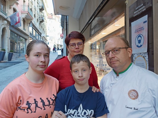 «On nous a fait miroiter des prêts à fonds perdus, des aides. Jusqu’ici, nous n’avons rien reçu.» C’est triste pour Anita et Laurent Buet, Amandine et Nicolas. Photo: François Othenin-Girard