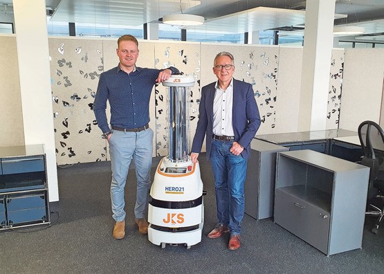 Heldenteam: Laurent Gerber, Sales & Marketing Manager (links) mit dem HERO21-Roboter und JKS-CEO Jürg Schulthess. Bild: FOKUS KMU/Peter Steinmann