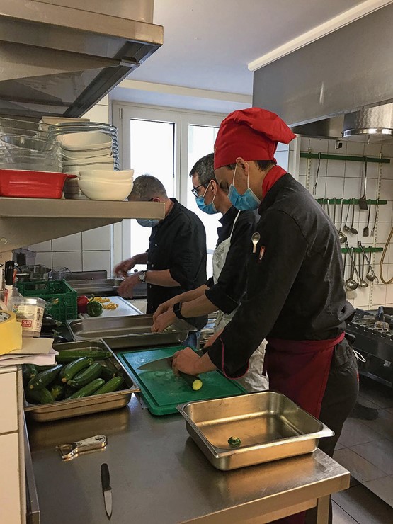 A gauche: en cuisine, au restaurant «La Différence» à La Chaux-de-Fonds. A droite, au service, au Centre de formation du Littoral neuchâtelois (CPLN). Photo: dr