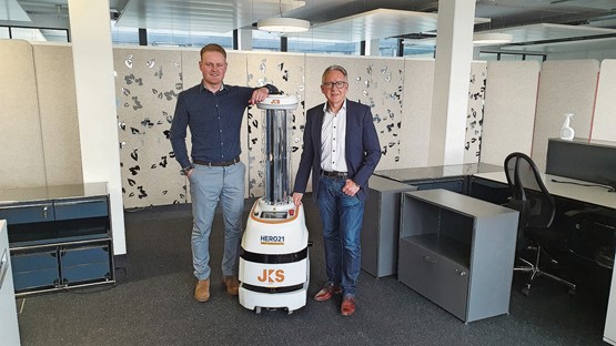 L’équipe des héros: Laurent Gerber, Manager Ventes et Marketing (à g.) avec le robot HERO21 et Jürg Schulthess, PDG de JKS Engineering AG.Photo: dr