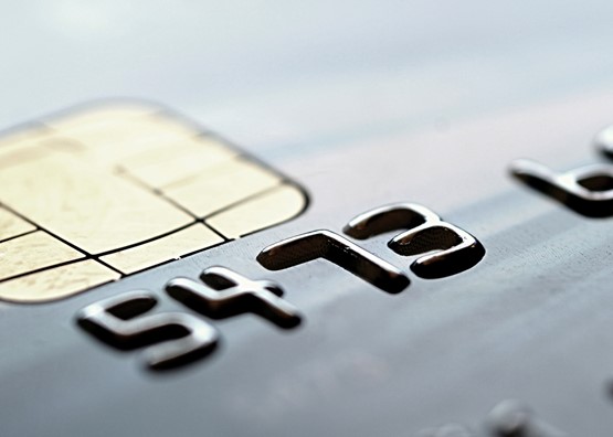 Nicht auf dem Rücken der KMU: Die neuen Debitkarten von Mastercard und Visa führen bei kleineren Detailhändlern zu höheren Gebühren. Die Forderungen des sgv an die WEKO: Transparente Transaktionskosten und eine Annäherung an das EU-Modell.