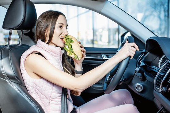 Fertig mit Fast Food hinter dem Steuer: Das Autogewerbe zeigt sich mit der Gastronomie solidarisch und hofft auf «grünes Licht» für kulinarische Ausflüge.Bild: 123RF