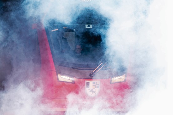 Raus aus dem Nebel: Auch die Rhätische Bahn macht bei den freiwilligen Tests im Kanton Graubünden mit. Bild: Keystone