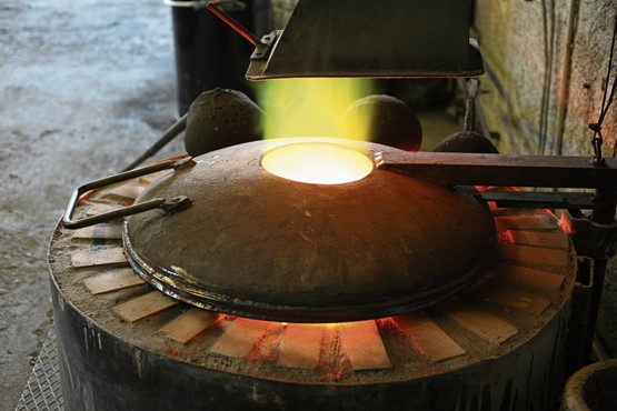 Le creuset est prêt, le coulage des cloches peut commencer. La couleur verte de la flamme est due aux alliages utilisés. Photo: F. Othenin-Girard