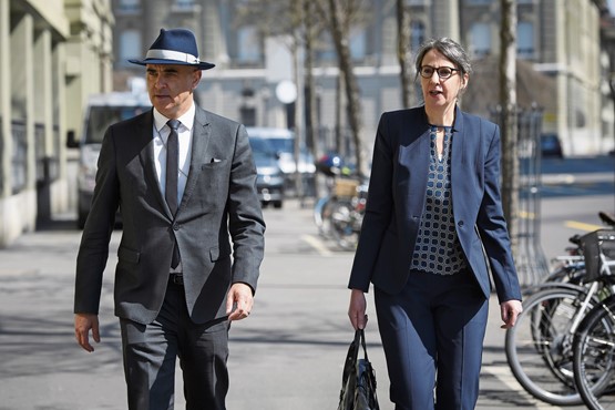 Chics en apparence, mais faibles à la «transformation», deux capitaines par beau temps: la directrice de l’OFSP Anne Lévy avec son supérieur hiérarchique, le conseiller fédéral Alain Berset.Photo: Keystone