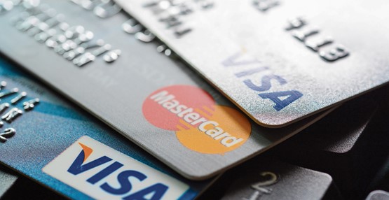 Seit im Herbst 2020 die neuen Debitkarten auf den Zahlungsmarkt kamen, sind die Gebühren völlig intransparent – und für den KMU-Detailhandel ruinös teuer.Bild: 123 RF