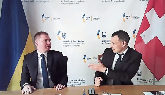 Dmytro Sidenko, Präsident der Ukrainian Swiss Business Association USBA (rechts), bei Artem Rybchenko, Botschafter der Ukraine in der Schweiz.Screenshot: sgz
