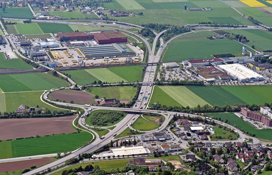 Das Autobahndreieck Härkingen-Egerkingen im Kanton Solothurn. Hier treffen die beiden wichtigsten Autobahnachsen der Schweiz zusammen. Oben rechts geht’s Richtung Luterbach.Bild: Keystone