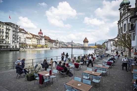 Ein erstes Aufatmen: Seit dieser Woche sind in der Schweiz – hier in Luzern – die Aussenterrassen wieder offen.Der Schweizerische Gewerbeverband  fordert – auch mit obigem Logo – ein Ende des Lockdowns.Bild: Keystone