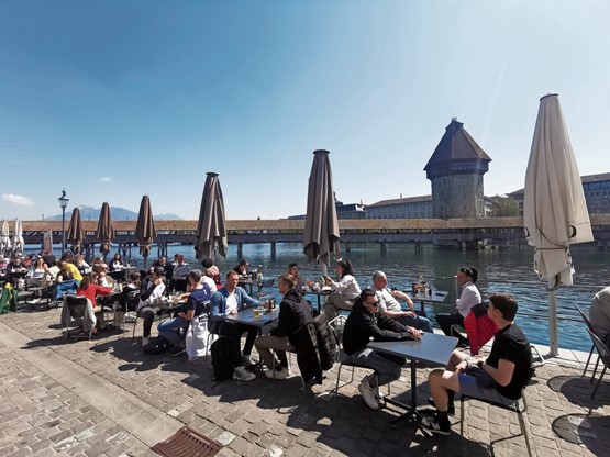 Ein erster Schritt, aber ein wichtiger: Seit dem 19. April sind die Terrassen wieder offen. Das Covid-19-Gesetz führt zurück zu einem weniger einseitigen Umgang mit der Pandemie.Bild: En