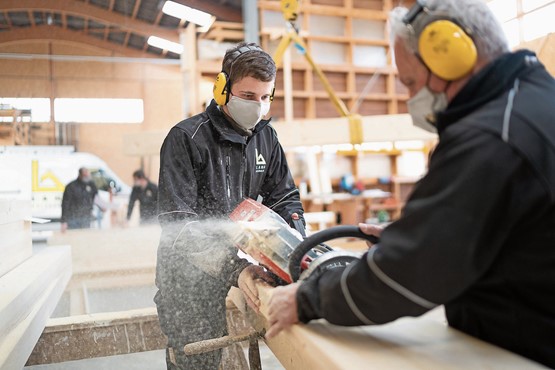 Moderner Holzbau mit Weitsicht: Die Lang Holzbau AG hat sich seit über 60 Jahren dem Credo der Wertigkeit verschrieben und baut nur mit einheimischem Holz. Bild: Tobias Haas, gluupoog gmbh