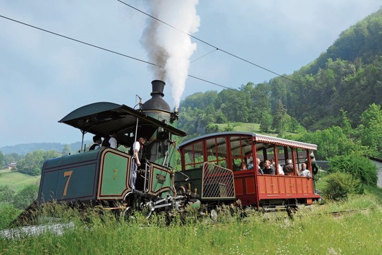 Einsteigen bitte, ab Pfingsten geht es los: Fahren Sie im Jubiläumsjahr mit der weltweit einzigen fahrbaren Zahnraddampflok mit stehendem Kessel auf die Rigi.  Bild: Rigi-Bahnen