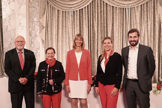 An der virtuellen Swiss-Label-GV im Hotel Schweizerhof Bern: Präsident Ruedi Lustenberger, Vizepräsidentin Sylvia Flückiger-Bäni, die scheidende Vizepräsidentin Sigrid Sutter, Finanzchefin Mirjam Voser sowie Geschäftsführer Mikael Huber (v.l.).Bild: CR