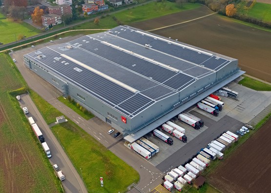 Die Solaranlage auf dem Dach der Firma E. Weber & Cie AG in Dielsdorf produziert mit 7'800 Panels ca. 2.5 Mio. kWh im Jahr und wurde von AGROLA realisiert. Bild: zVg