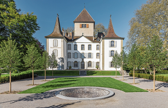 Feiert Jubiläum und ist immer einen Besuch wert: Das 300-jährige Schloss Jegenstorf ist von einer idyllischen Parkanlage umgeben, die ein ­beliebtes Naherholungsgebiet ist. Bild: zVg