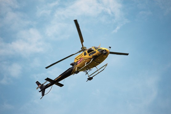 À l’avenir, les pilotes seront autorisés à piloter jusqu’à 65 ans. À l’image, un hélicoptère utilisé pour la transmission du Tour de Suisse cette année. Photo: Uhl