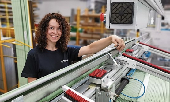 Chez Regazzi SA, les femmes représentent plus de la moitié des effectifs et environ un quart sur l’ensemble du groupe. Elles sont particulièrement douées pour les travaux de précision, comme sur cette photo qui illustre l’activité de la PME dans la production de stores. Photo: En