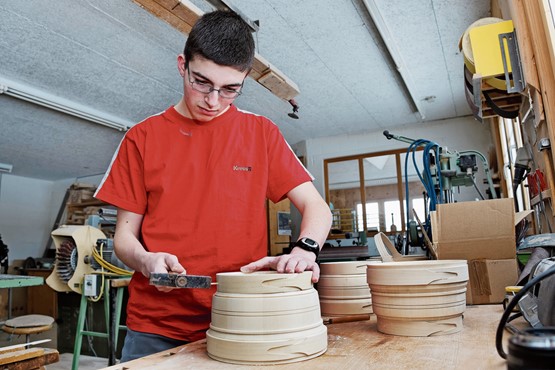 Handwerk hautnah: In der Schweiz existieren rund 300 Handwerksberufe – hier der Weissküfer.Bild. Archiv sgv