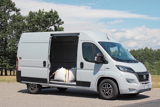 Kastenwagen: Der neue Fiat Ducato mit mittlerer Dachhöhe besitzt rechts eine breite Schiebetür und im Heck zwei Schlagtüren, die sich 180 Grad öffnen lassen.Bild: RHo