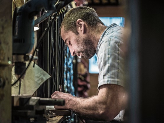 Sennensattler aus Leidenschaft: Reto Dörig.Bilder: Thomas Biasotto