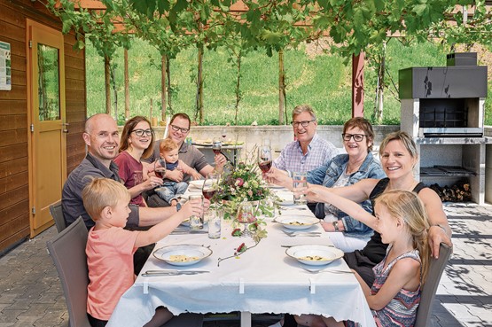 Heimat soll riechen und schmecken: Für die Weinbaufamilie Wehrli in Küttigen ist die Pflege der Reben und die Weinproduktion ein traditionelles Handwerk, bei dem tagtäglich die tiefe Verbundenheit mit der Natur zelebriert wird.Bild: zVg