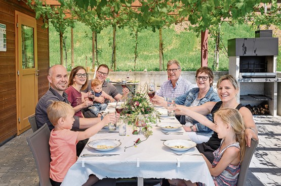 Heimat soll riechen und schmecken: Für die Weinbaufamilie Wehrli in Küttigen ist die Pflege der Reben und die Weinproduktion ein traditionelles Handwerk, bei dem tagtäglich die tiefe Verbundenheit mit der Natur zelebriert wird.Bild: zVg