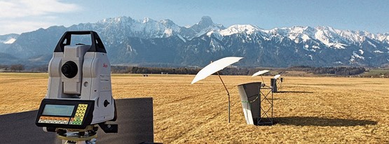 Kalibrierung von Messinstrumenten: arbeiten fürs Bundesamt für Landestopografie swisstopo auf der Thuner Allmend.Bild: zVg