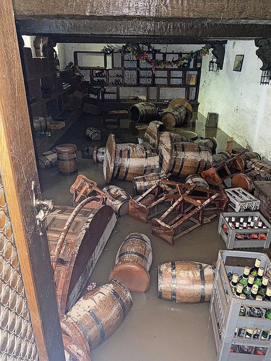 Wasser statt Wein und pures Chaos: So sah es am Tag nach dem Jahrhunderthochwasser im Weinkeller der «Sagi» aus …