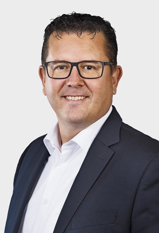 Marc Hintermeister ist Leiter Leasing bei Raiffeisen Schweiz. Gemeinsam mit seinem Team bietet er Gewerbebetrieben flexible Finanzierungslösungen an. Einzelverträge sind ab einem Volumen von CHF 15 000 möglich, Rahmenverträge ab CHF 100 000.