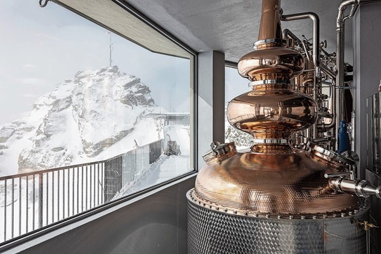 Ein besonderes Geschenk zum einjährigen Jubiläum: Die beiden Bünder Unternehmer Pascal Mittner und Rinaldo Willy erweitern ihr Angebot mit dem ORMA Gin 3303. Rechts: Die weltweit höchste Whiskey-Destillerie auf dem Corvatsch.Bilder: zVg