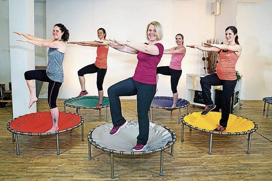 Swinging Emotions: Franziska Stauffen (Mitte vorne) zeigt, wie man Fitness und Spass verbindet.Bild. zVg