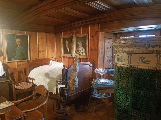 Le musée de la Sagne est resté dans son jus, avec ses animaux de la région, les objets collectionnés avec amour par ses habitants. Et la fameuse chambre neuchâteloise! Photos: FOG