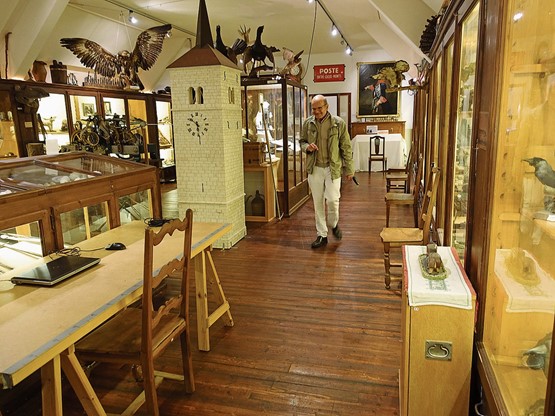 Le musée de la Sagne est resté dans son jus, avec ses animaux de la région, les objets collectionnés avec amour par ses habitants. Et la fameuse chambre neuchâteloise! Photos: FOG
