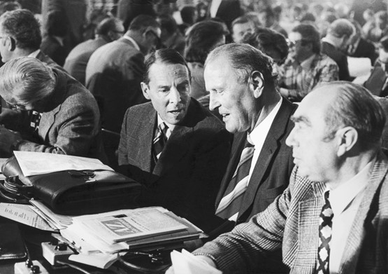 «Die Reichen brauchen die AHV nicht, aber die AHV braucht sie»: Die SP-Bundesräte Hans-Peter Tschudi (Mitte) und Willy Ritschard (2. v. l.) beim Kongress des Schweizerischen Gewerkschaftsbunds 1975. Bild: Keystone