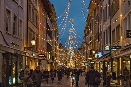 Weihnachtsverkauf in der Altstadt von Winterthur: Neu sollen anlässlich von Sonntagsverkäufen nicht nur Waren, sondern auch Dienstleistungen verkauft werden dürfen – dürfen, nicht müssen.Bild: Keystone